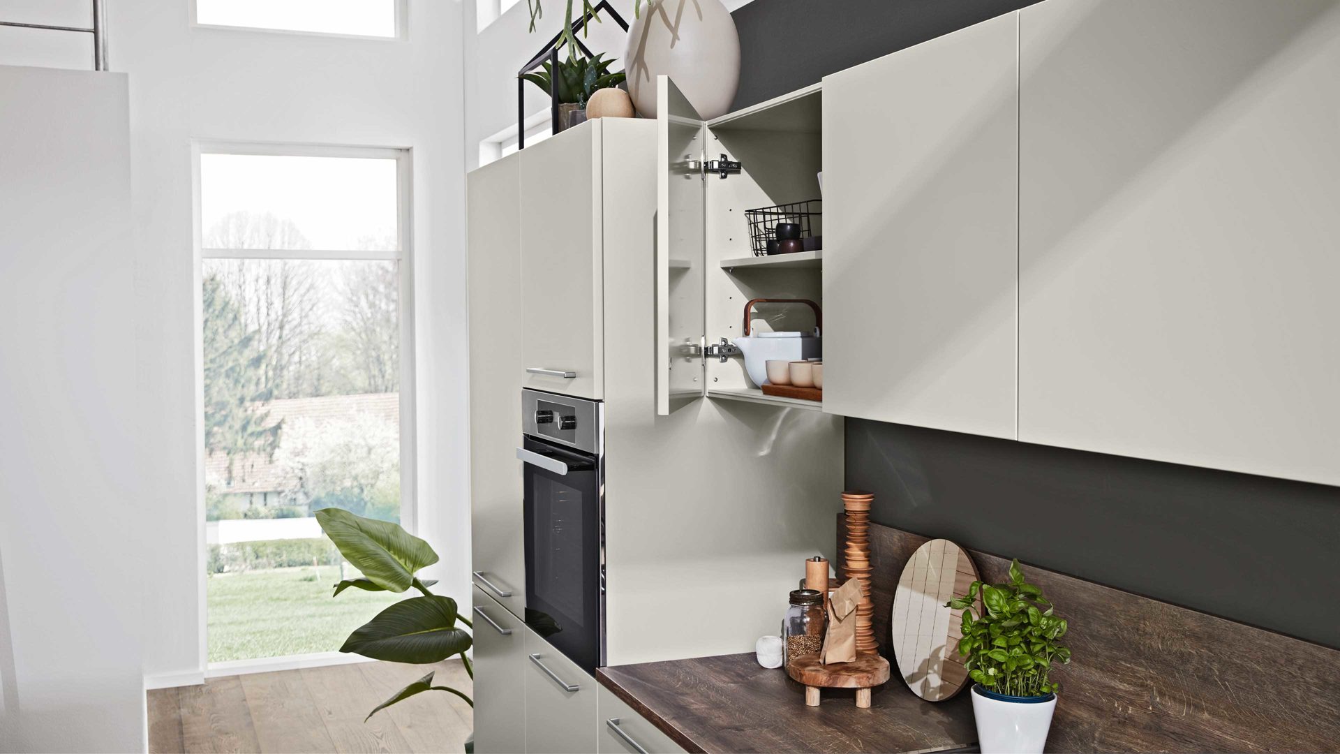 Einbauküche Interliving aus Holz in Grau Interliving Küche Serie 3028 mit Miele-Einbaugeräten Platingrau & Castell Eiche - zweizeilig