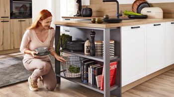 Einbauküche Interliving aus Holz in Weiß Interliving Küche Serie 3029 mit AEG-Einbaugeräten Mattweiß, Quarzgrau & Vulkaneiche - zweizeilig