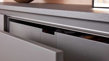 Einbauküche Interliving aus Holz in Grau Interliving Küche Serie 3030 mit SIEMENS Einbaugeräten Quarzgrau & Steineiche - dreizeilig