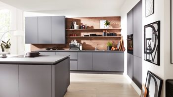 Einbauküche Interliving aus Holz in Grau Interliving Küche Serie 3030 mit SIEMENS Einbaugeräten Quarzgrau & Steineiche - dreizeilig