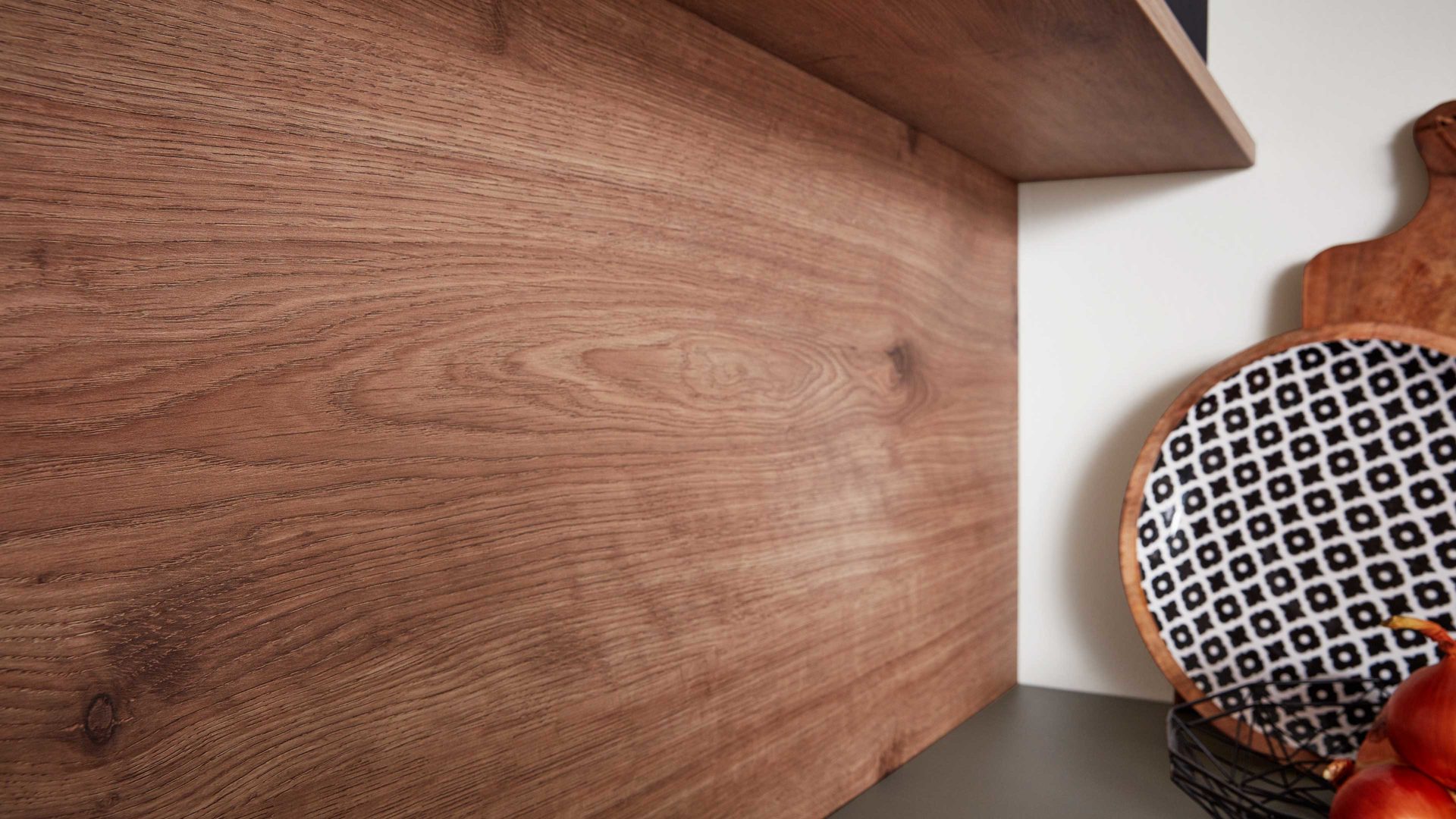 Einbauküche Interliving aus Holz in Grau Interliving Küche Serie 3098 mit SIEMENS Einbaugeräten Quarzgrau & Steineiche - dreizeilig