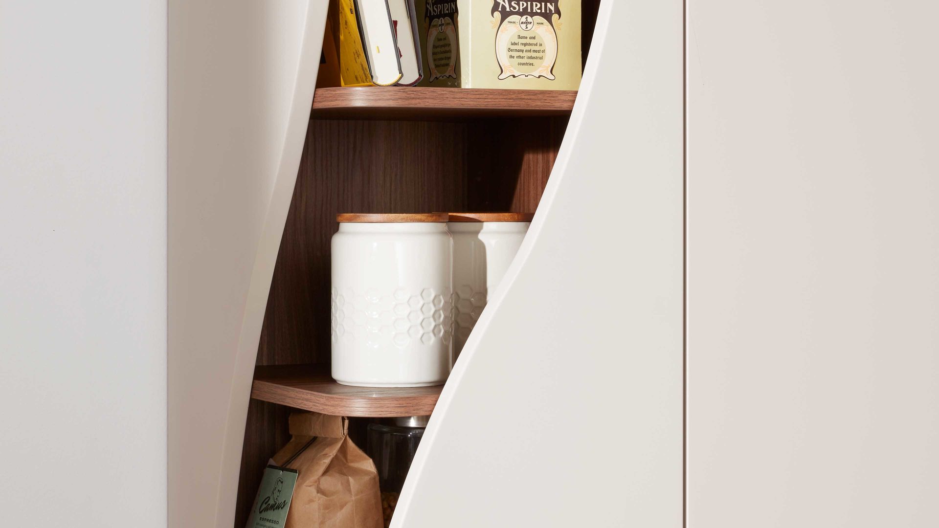 Einbauküche Interliving aus Holz in Beige Interliving Küche Serie 3005 mit privileg Einbaugeräten Sahara & Nussbaum – Stellfläche ca. 242 x 335 cm