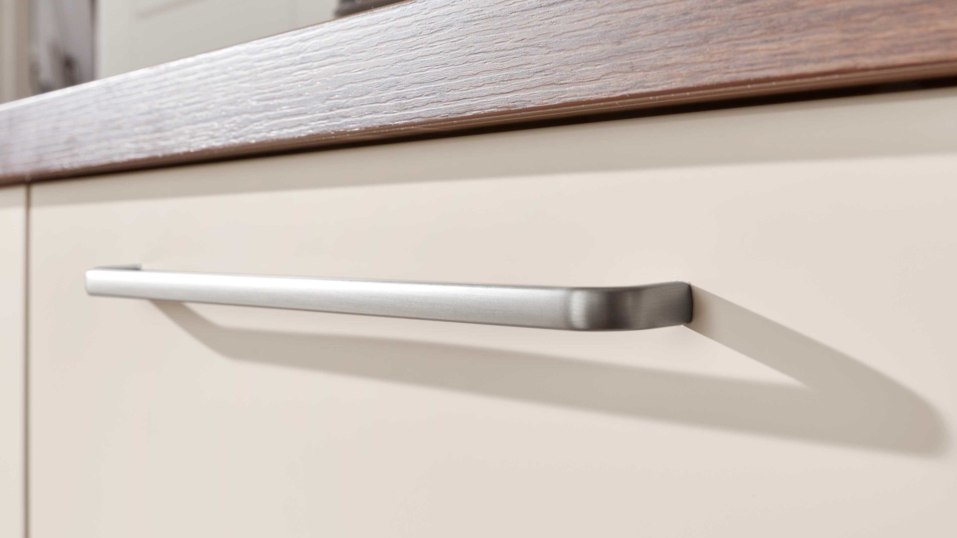 Einbauküche Interliving aus Holz in Beige Interliving Küche Serie 3005 mit privileg Einbaugeräten Sahara & Nussbaum – Stellfläche ca. 242 x 335 cm