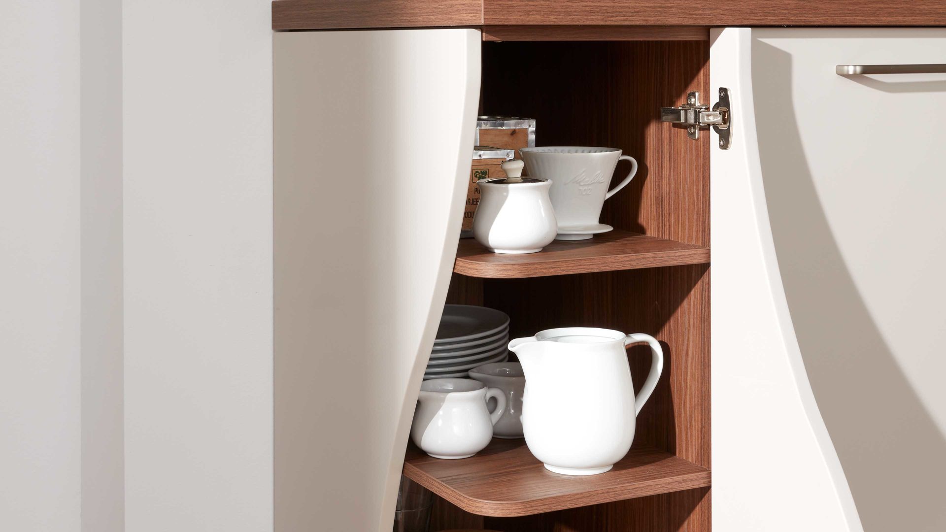 Einbauküche Interliving aus Holz in Beige Interliving Küche Serie 3005 mit privileg Einbaugeräten Sahara & Nussbaum – Stellfläche ca. 242 x 335 cm