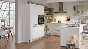 Einbauküche Interliving aus Holz in Weiß Interliving Küche Serie 3010 mit privileg Einbaugeräten Weiß & Avocado – vierzeilig