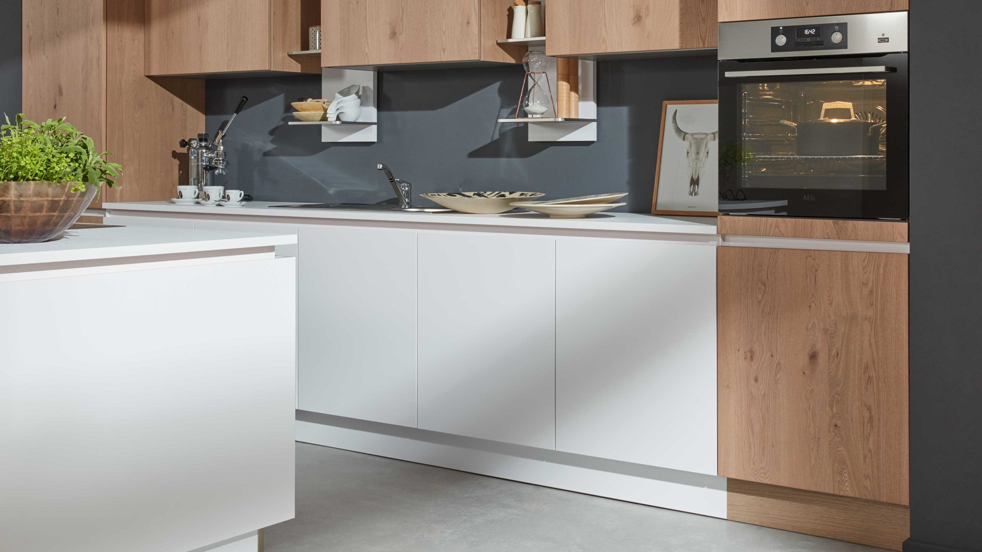 Einbauküche Interliving aus Holz in Weiß Interliving Küche Serie 3013 mit AEG Einbaugeräten Arcticweiß & Eiche Pinot – zweizeilig