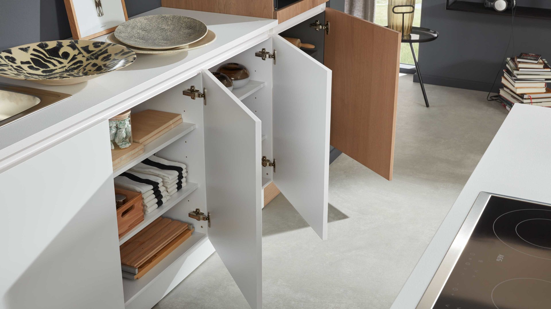 Einbauküche Interliving aus Holz in Weiß Interliving Küche Serie 3013 mit AEG Einbaugeräten Arcticweiß & Eiche Pinot – zweizeilig