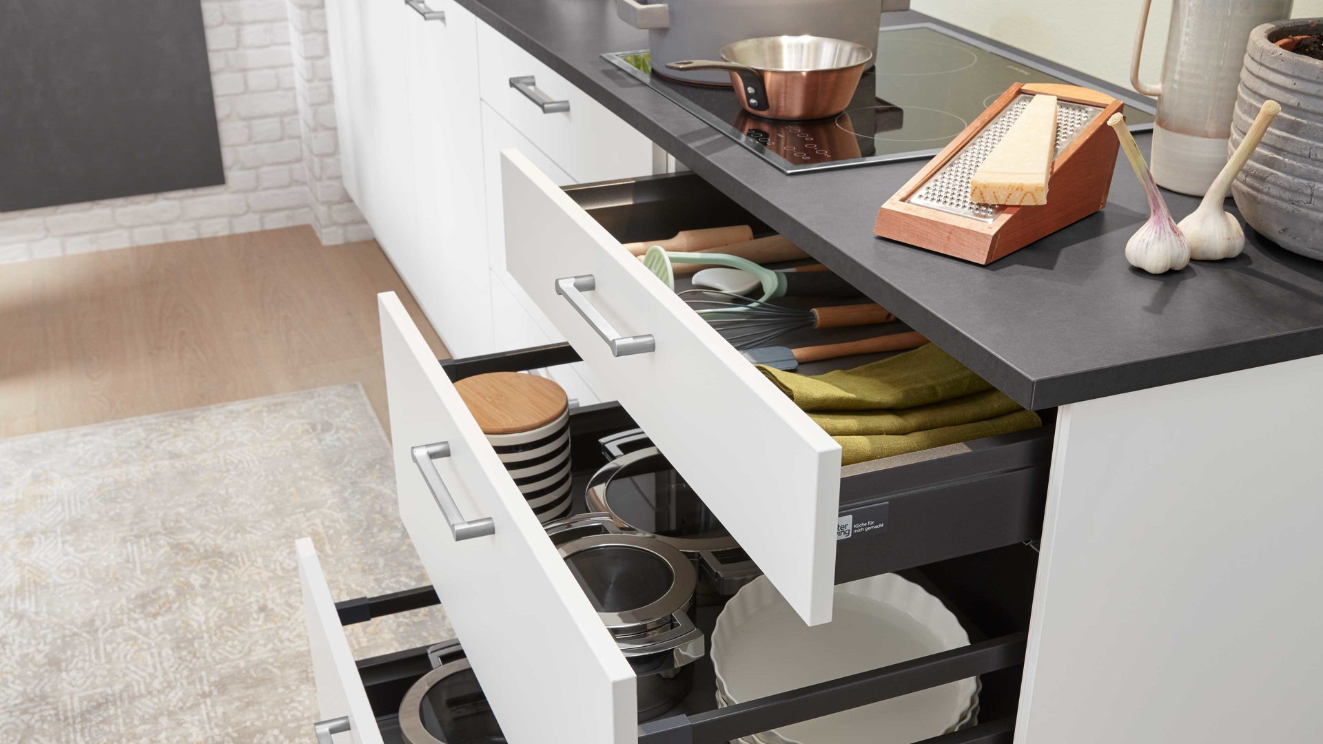 Einbauküche Interliving aus Holz in Grau Interliving Küche Serie 3019 mit AEG Einbaugeräten Weiß & Stahlgrau – zweizeilig