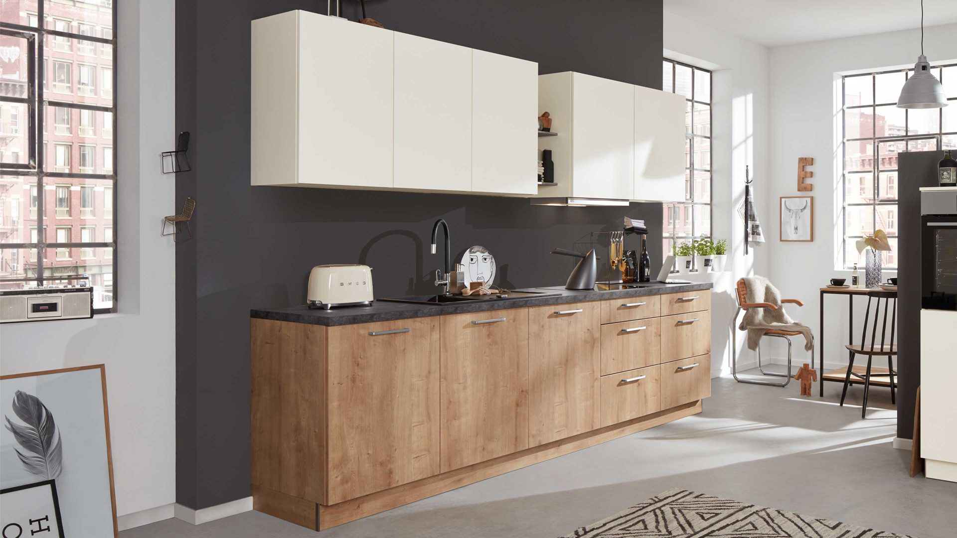 Einbauküche Interliving aus Holz in Weiß Interliving Küche Serie 3014 mit AEG Einbaugeräten Magnolie & Chaleteiche – zweizeilig