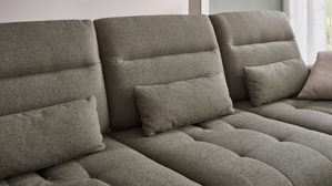 Ecksofa KAWOO aus Stoff in Dunkelgrün KAWOO Serie Dayton - Ecksofa mit Funktion olivfarbenes Flachgewebe Portofino & schwarze Metallfüße – Stellfläche ca. 295 x 192 cm