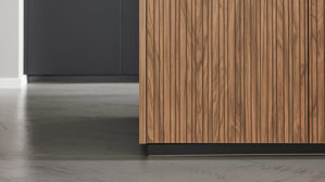 Einbauküche Interliving aus Holz in Schwarz Interliving Küche Serie 3108 mit Miele-Einbaugeräten Mattschwarz & Stripe Wood Choco - dreizeilig