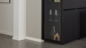 Einbauküche Interliving aus Holz in Schwarz Interliving Küche Serie 3108 mit Miele-Einbaugeräten Mattschwarz & Stripe Wood Choco - dreizeilig