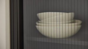 Einbauküche Interliving aus Holz in Schwarz Interliving Küche Serie 3108 mit Miele-Einbaugeräten Mattschwarz & Stripe Wood Choco - dreizeilig