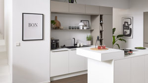 Einbauküche Interliving aus Holz in Weiß Interliving Küche Serie 3079 mit AEG Einbaugeräten Weiß & Lava - dreizeilig