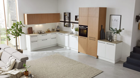 Einbauküche Interliving aus Holz in Weiß Interliving Küche Serie 3082 mit SIEMENS Einbaugeräten Mattweiß & Stripe Wood Crema - Stellfläche ca. 248 x 463 cm