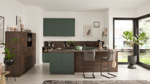 Einbauküche Interliving aus Holz in Dunkelgrün Interliving Küche Serie 3083 mit AEG Einbaugeräten Black Green & Nussbaum Kuba  - dreizeilig