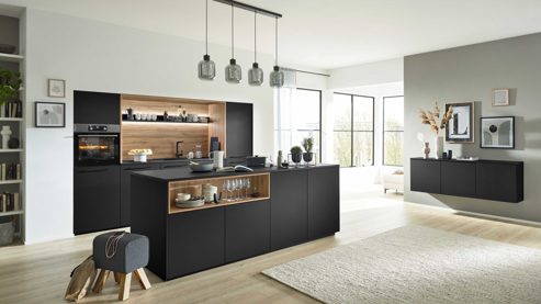 Einbauküche Interliving aus Holz in Schwarz Interliving Küche Serie 3055 mit AEG Einbaugeräten Mattschwarz & Vulkaneiche  - dreizeilig