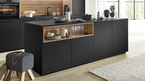 Einbauküche Interliving aus Holz in Schwarz Interliving Küche Serie 3055 mit AEG Einbaugeräten Mattschwarz & Vulkaneiche  - dreizeilig
