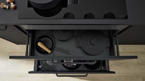 Einbauküche Interliving aus Holz in Schwarz Interliving Küche Serie 3055 mit AEG Einbaugeräten Mattschwarz & Vulkaneiche  - dreizeilig