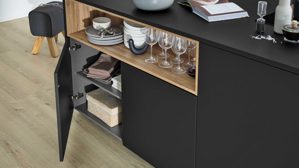 Einbauküche Interliving aus Holz in Schwarz Interliving Küche Serie 3055 mit AEG Einbaugeräten Mattschwarz & Vulkaneiche  - dreizeilig