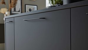 Einbauküche Interliving aus Holz in Schwarz Interliving Küche Serie 3103 mit AEG Einbaugeräten Mattschwarz & Vulkaneiche  - dreizeilig