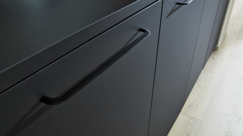 Einbauküche Interliving aus Holz in Schwarz Interliving Küche Serie 3103 mit AEG Einbaugeräten Mattschwarz & Vulkaneiche  - dreizeilig