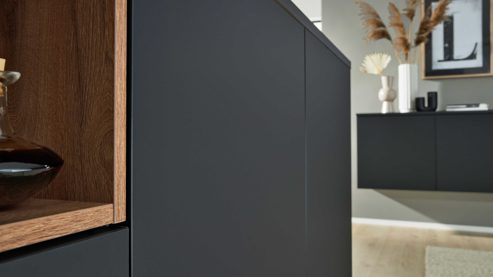 Einbauküche Interliving aus Holz in Schwarz Interliving Küche Serie 3103 mit AEG Einbaugeräten Mattschwarz & Vulkaneiche  - dreizeilig