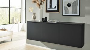 Einbauküche Interliving aus Holz in Schwarz Interliving Küche Serie 3103 mit AEG Einbaugeräten Mattschwarz & Vulkaneiche  - dreizeilig