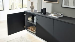 Einbauküche Interliving aus Holz in Schwarz Interliving Küche Serie 3055 mit AEG Einbaugeräten Mattschwarz & Vulkaneiche  - dreizeilig