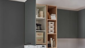 Küche Nobilia® aus Holz in Dunkelgrün nobilia® Hauswirtschaftsraum-Lösung Easytouch Mineralgrün & Eiche San Remo - Stellfläche ca. 275 x 247 cm