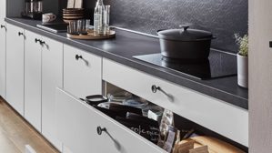 Einbauküche Nobilia® aus Holz in Hellgrau nobilia® Einbauküche Softline mit LAURUS Elektrogeräten, z. B. Kühlschrank Seidengrau - Länge ca. 390 cm