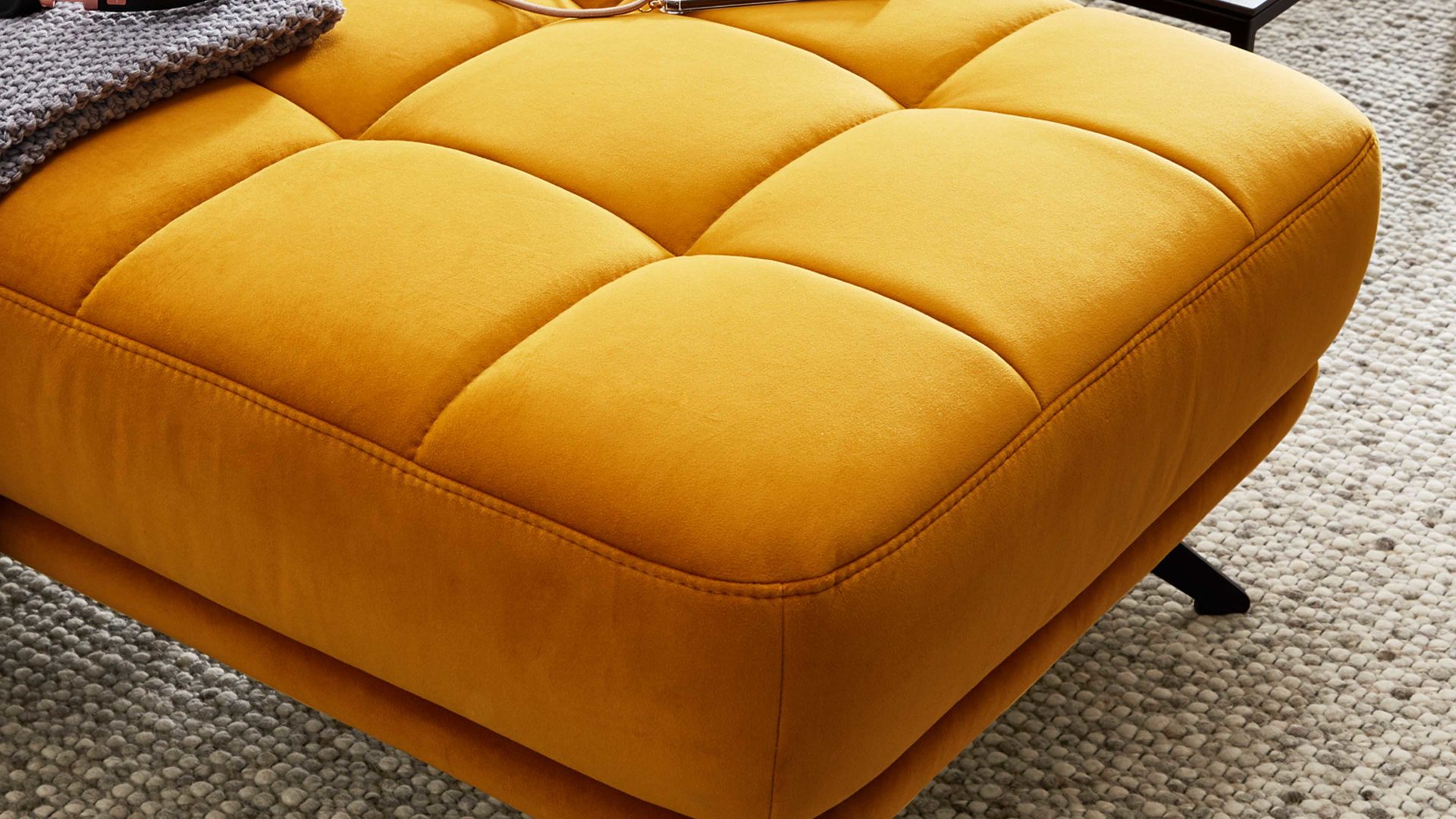 Polsterhocker Interliving aus Stoff in Orange Interliving Sofa Serie 4303 – XXL-Hocker curryfarbene Wirkware Salsa - ca. 126 x 76 cm