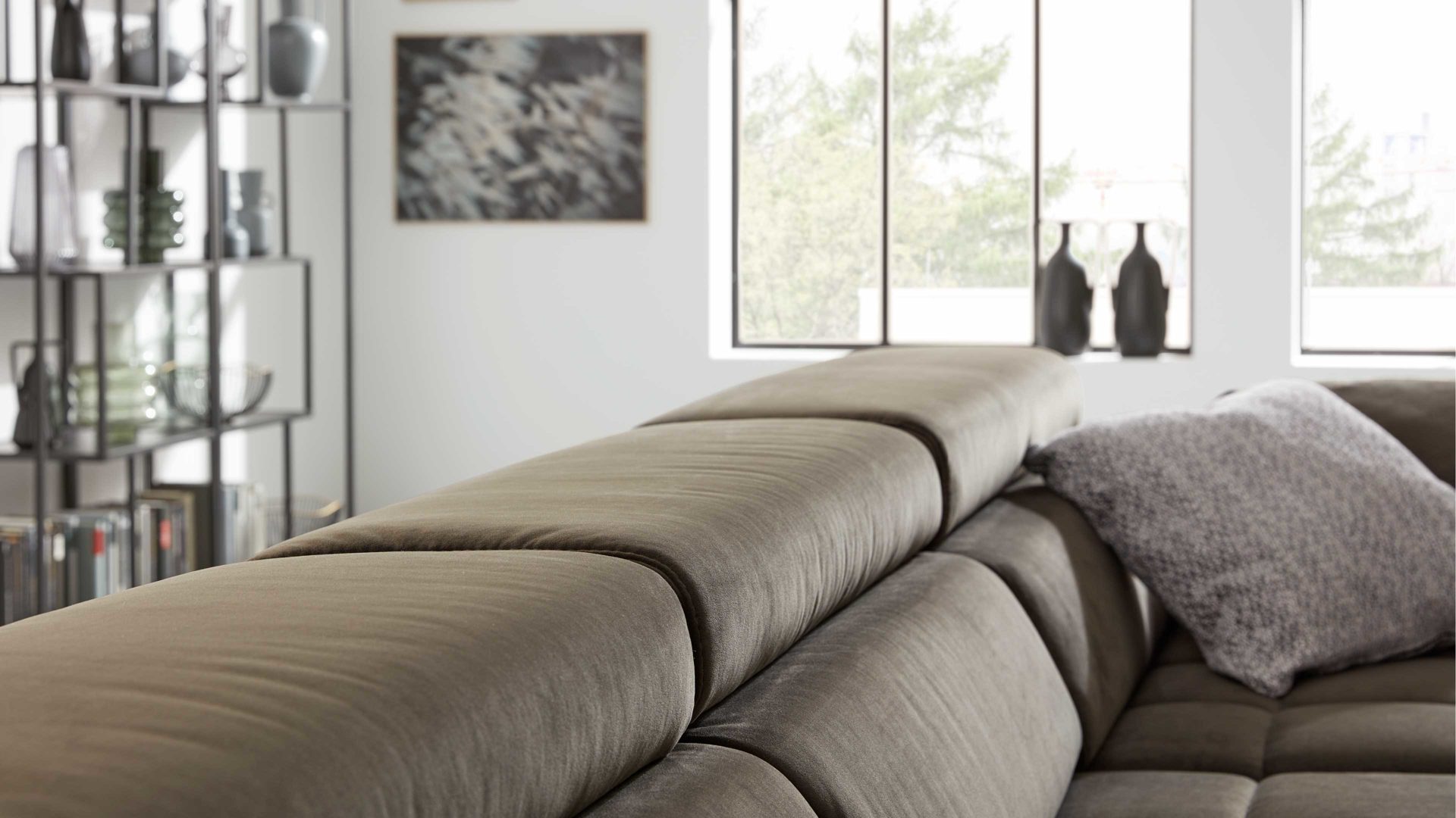 Ecksofa Interliving aus Stoff in Dunkelgrün Interliving Sofa Serie 4303 – Ecksofa olivfarbene Wirkware Salsa - Stellfläche ca. 323 x 190 cm