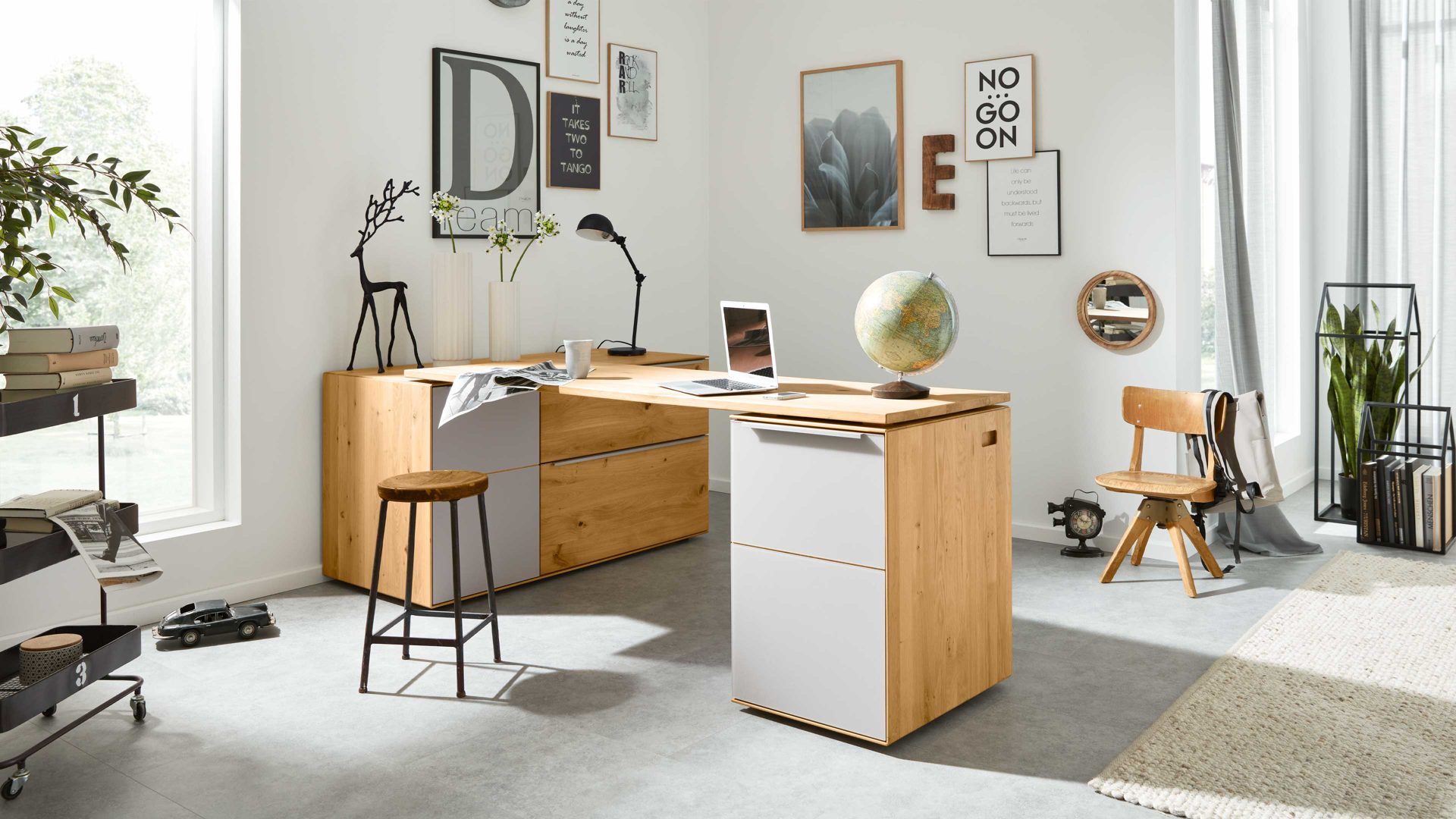 Schreibtisch Interliving aus Holz in Hellgrau Interliving Wohnzimmer Serie 2020 - Verwandlungs-Sideboard 151283 Asteiche bianco & Schlamm – zwei Türen, zwei Klappen