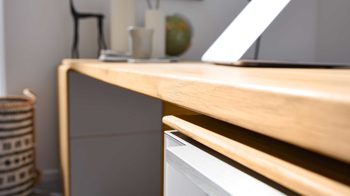 Schreibtisch Interliving aus Holz in Hellgrau Interliving Wohnzimmer Serie 2020 - Verwandlungs-Sideboard 151283 Asteiche bianco & Schlamm – zwei Türen, zwei Klappen