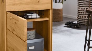 Schreibtisch Interliving aus Holz in Hellgrau Interliving Wohnzimmer Serie 2020 - Verwandlungs-Sideboard 151283 Asteiche bianco & Schlamm – zwei Türen, zwei Klappen
