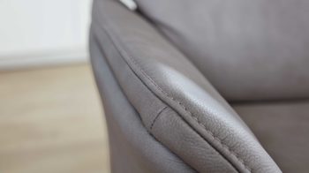 Zweisitzer Interliving aus Leder in Grau Interliving Sofa Serie 4211 – Zweisitzer 10H titanfarbenes LongLife-Leder & Edelstahlfüße – Länge ca. 140 cm