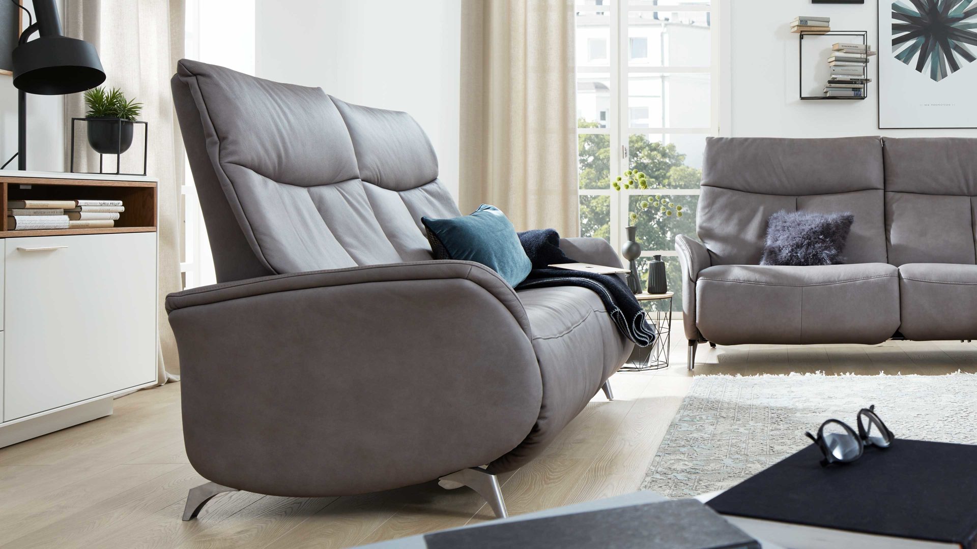 Dreisitzer Interliving aus Leder in Grau Interliving Sofa Serie 4211 – Dreisitzer titanfarbenes LongLife-Leder & Edelstahlfüße – Länge ca. 197 cm