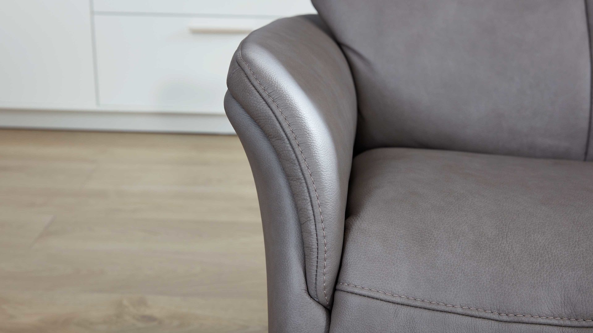 Zweisitzer Interliving aus Leder in Grau Interliving Sofa Serie 4211 – Zweisitzer 10H titanfarbenes LongLife-Leder & Edelstahlfüße – Länge ca. 140 cm