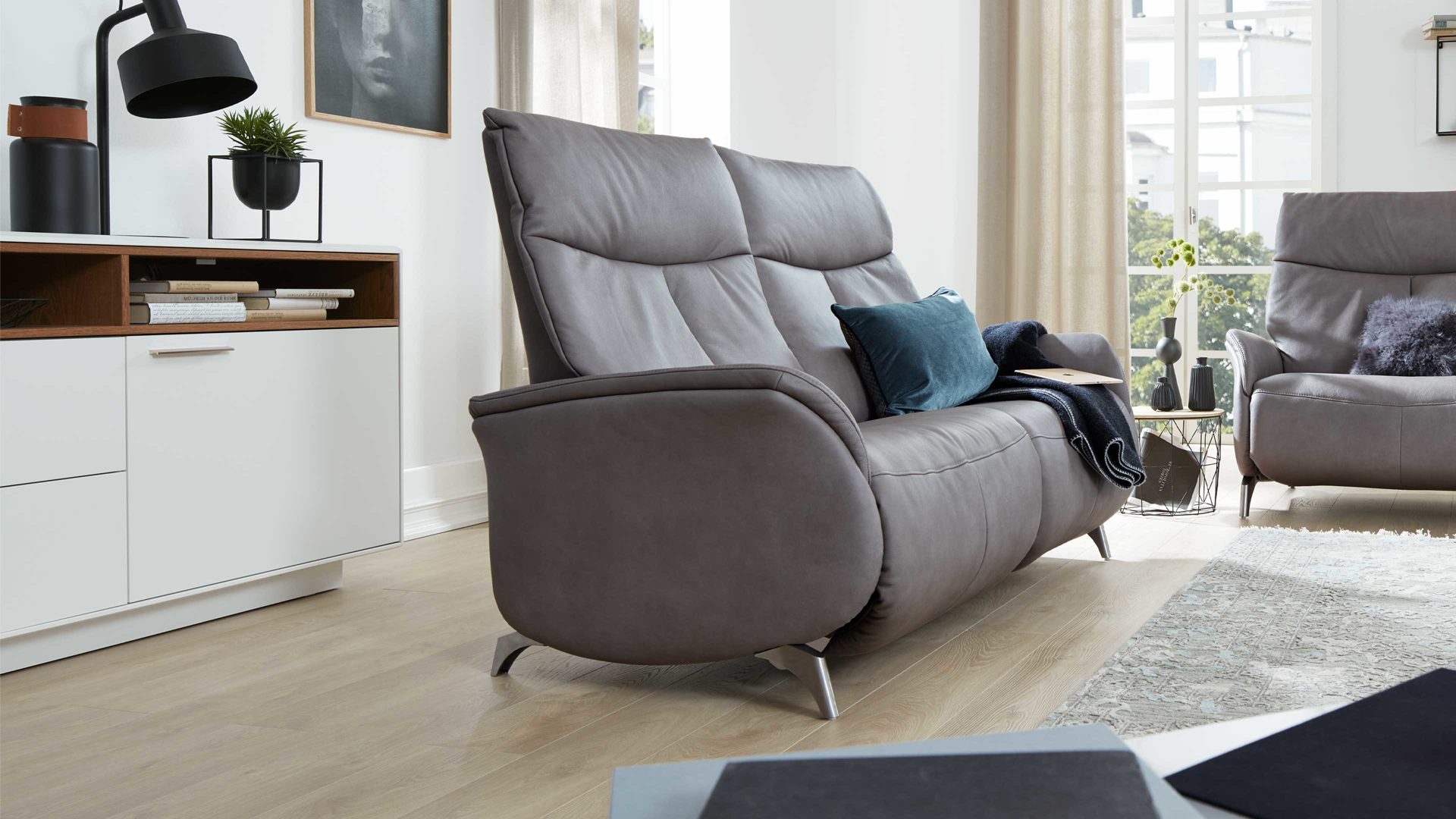 Dreisitzer Interliving aus Leder in Grau Interliving Sofa Serie 4211 – Dreisitzer 12H titanfarbenes LongLife-Leder & Edelstahlfüße – Länge ca. 197 cm