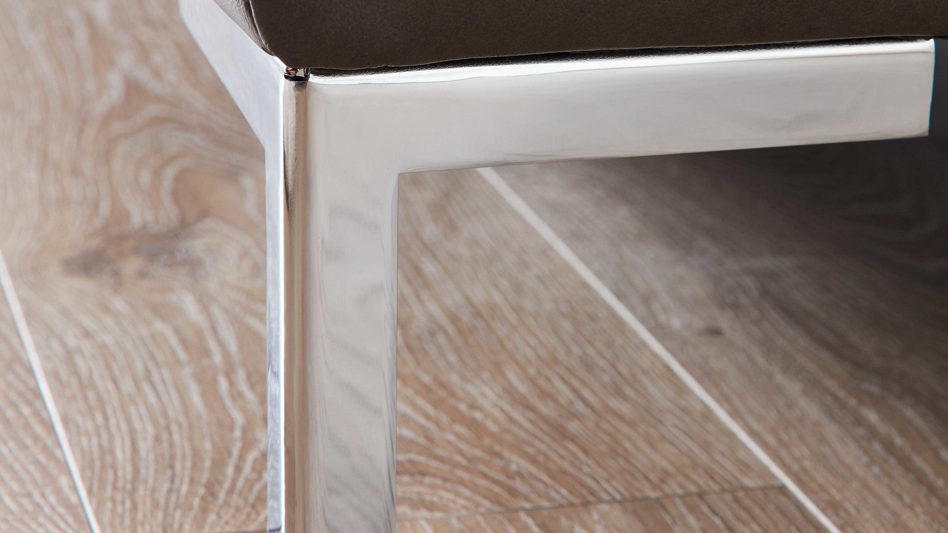 Polsterhocker Interliving aus Leder in Dunkelgrau Interliving Sofa Serie 4251 – XXL-Hocker dunkelgraues Leder Vintage grey & Metallfüße – ca. 125 x 65 cm