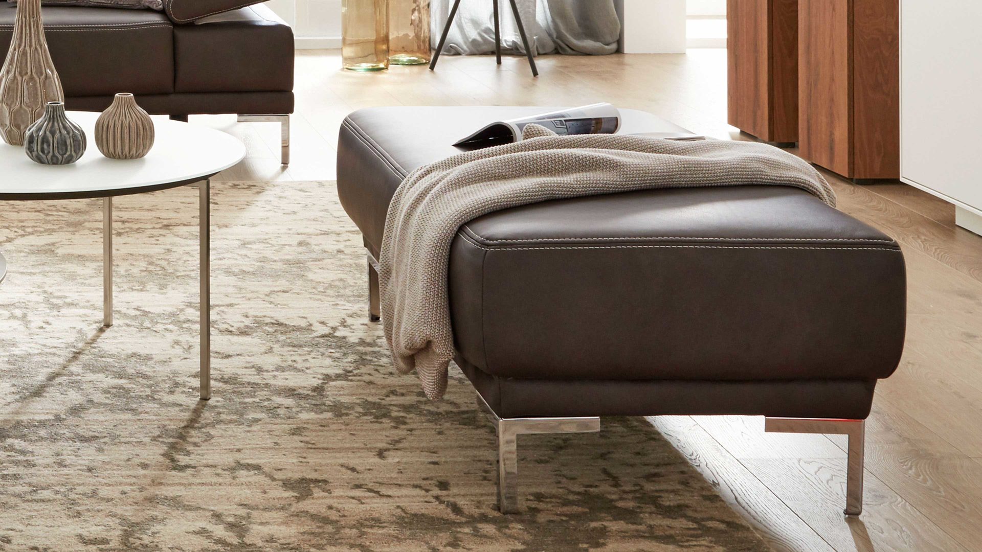 Polsterhocker Interliving aus Leder in Dunkelgrau Interliving Sofa Serie 4251 – XXL-Hocker dunkelgraues Leder Vintage grey & Metallfüße – ca. 125 x 65 cm