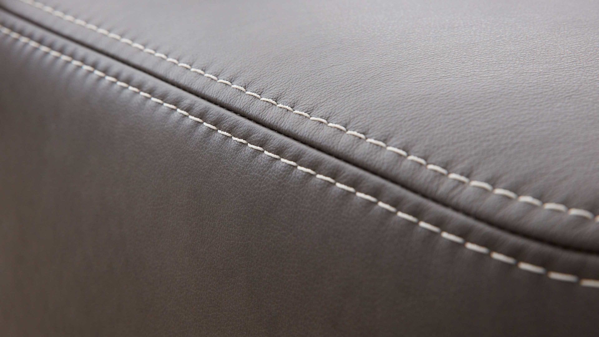 Zweisitzer Interliving aus Leder in Dunkelgrau Interliving Sofa Serie 4251 – Zweisitzer 12201 mit Sitztiefenverstellung Breite ca. 190 cm - dunkelgraues Leder Vintage grey & Metallfüße