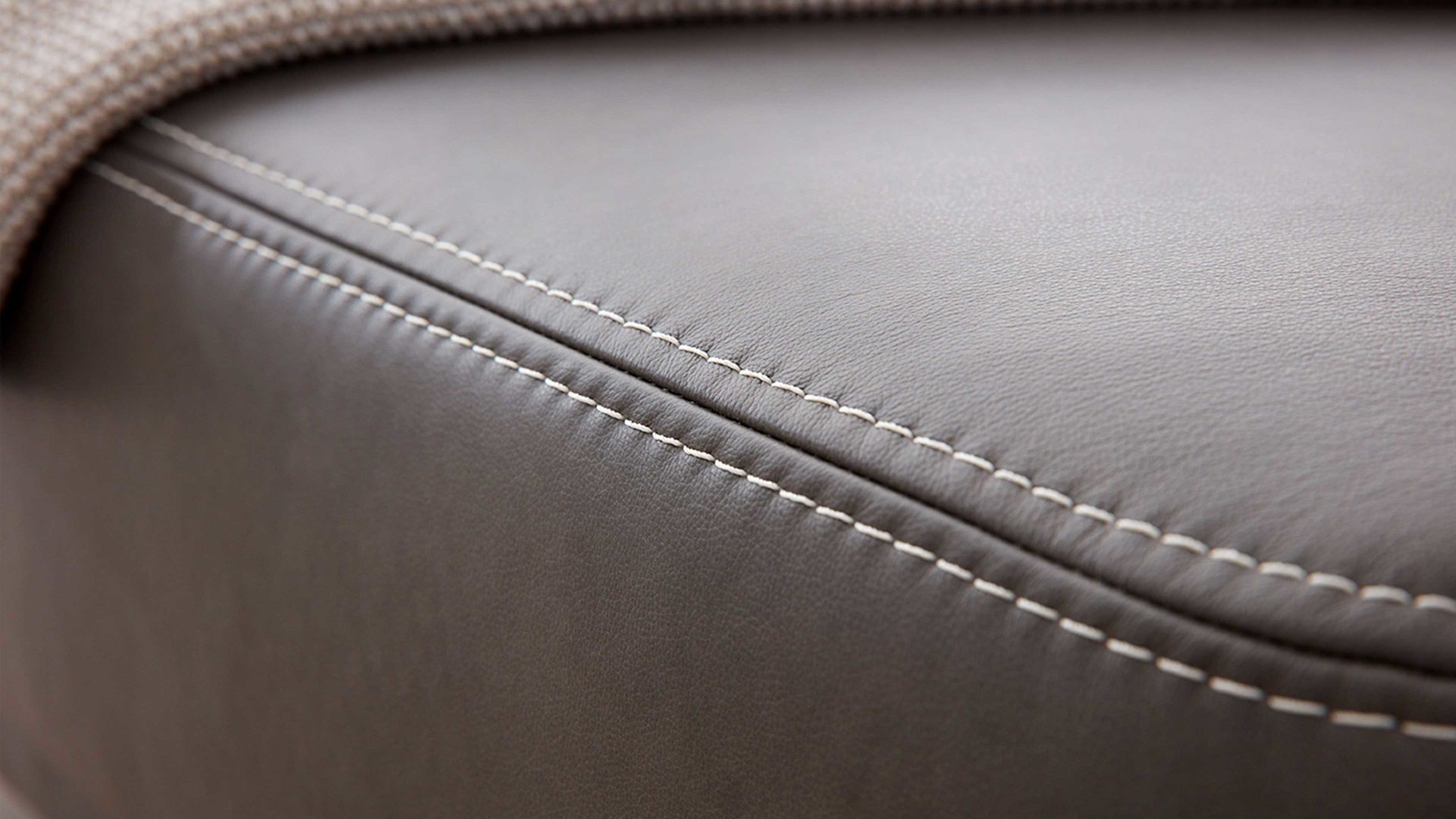 Zweisitzer Interliving aus Leder in Dunkelgrau Interliving Sofa Serie 4251 – Zweisitzer 12201 mit Sitztiefenverstellung Breite ca. 190 cm - dunkelgraues Leder Vintage grey & Metallfüße