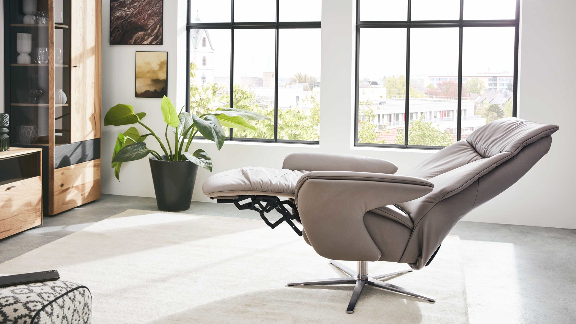 Relaxsessel Interliving aus Leder in Grau Interliving Sessel Serie 4552 stahlfarbenes LongLife-Leder & edelstahlfarbener Sternfuß – zwei Motoren