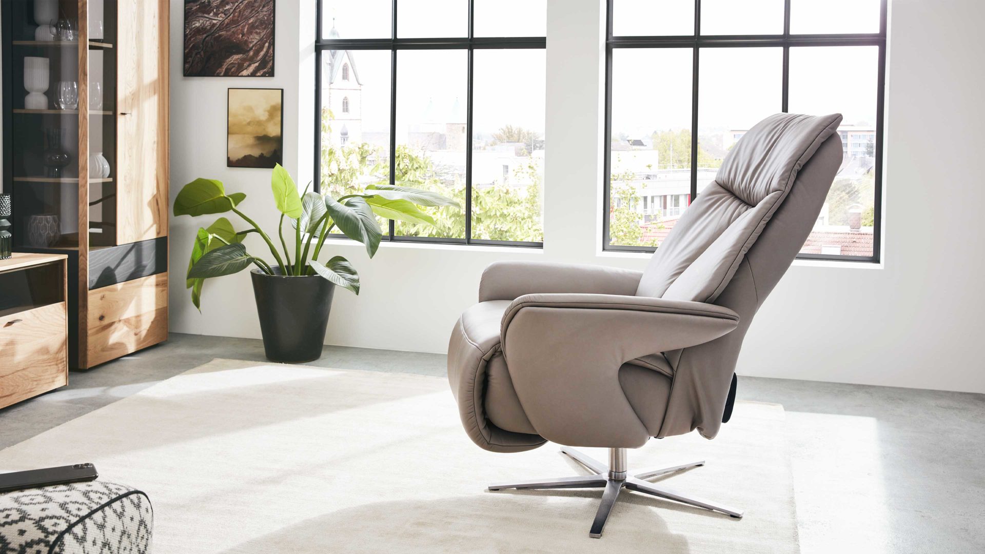 Relaxsessel Interliving aus Leder in Grau Interliving Sessel Serie 4552 – Sessel 58U44 stahlfarbenes LongLife-Leder & edelstahlfarbener Sternfuß – zwei Motoren