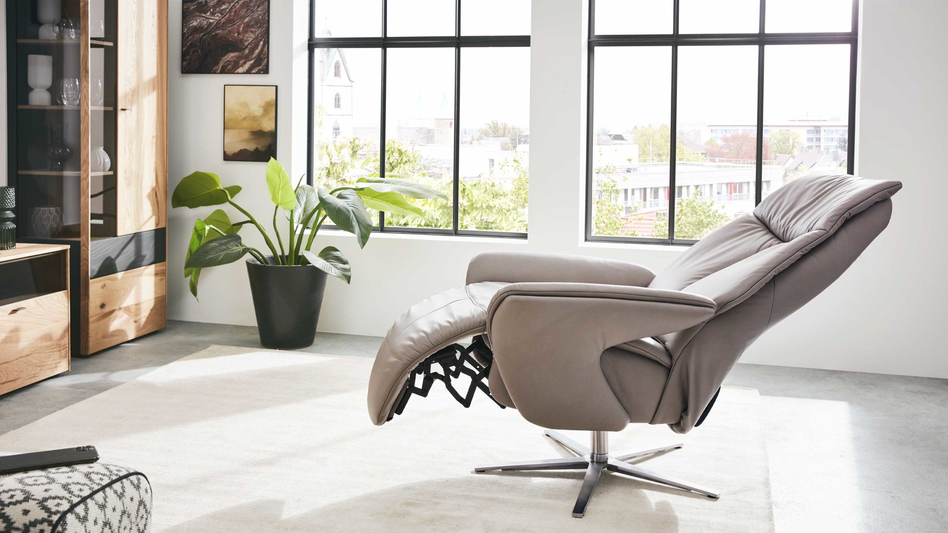 Relaxsessel Interliving aus Leder in Grau Interliving Sessel Serie 4552 – Sessel 58U44 stahlfarbenes LongLife-Leder & edelstahlfarbener Sternfuß – zwei Motoren