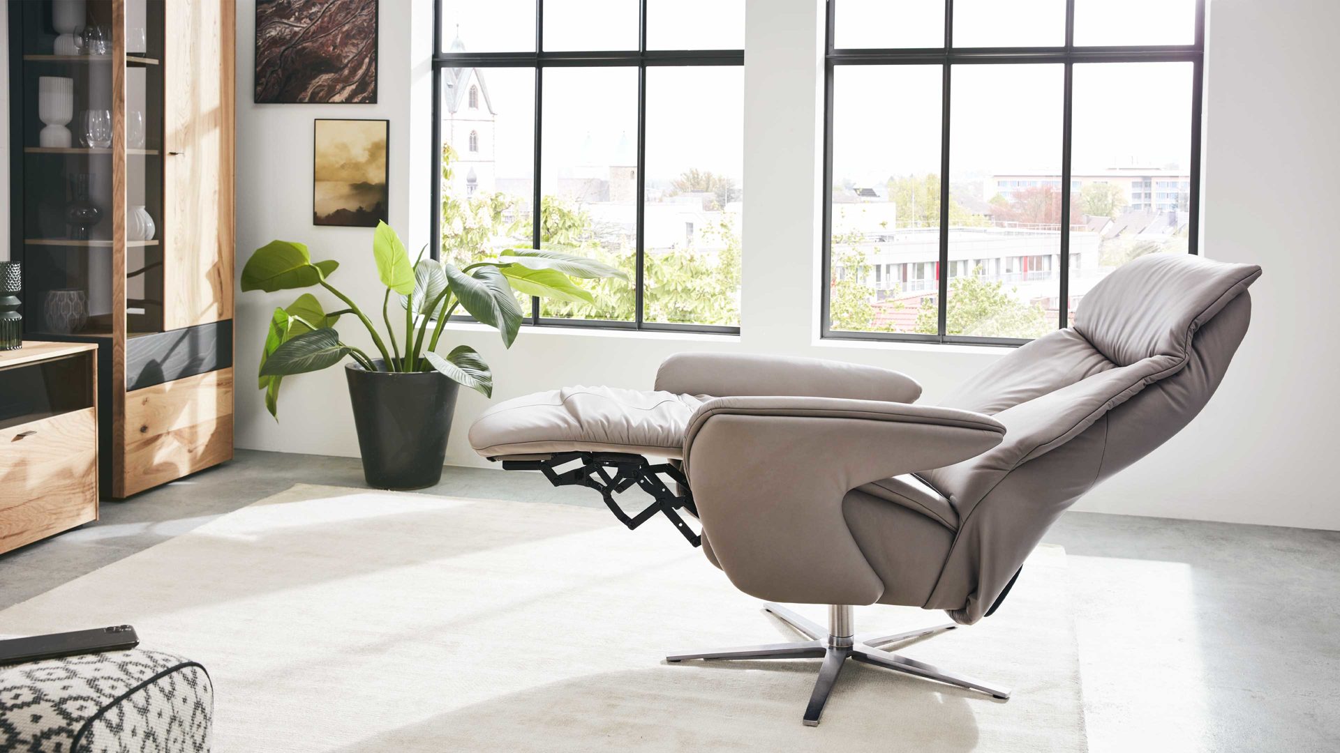 Relaxsessel Interliving aus Leder in Grau Interliving Sessel Serie 4552 stahlfarbenes LongLife-Leder & edelstahlfarbener Sternfuß – zwei Motoren