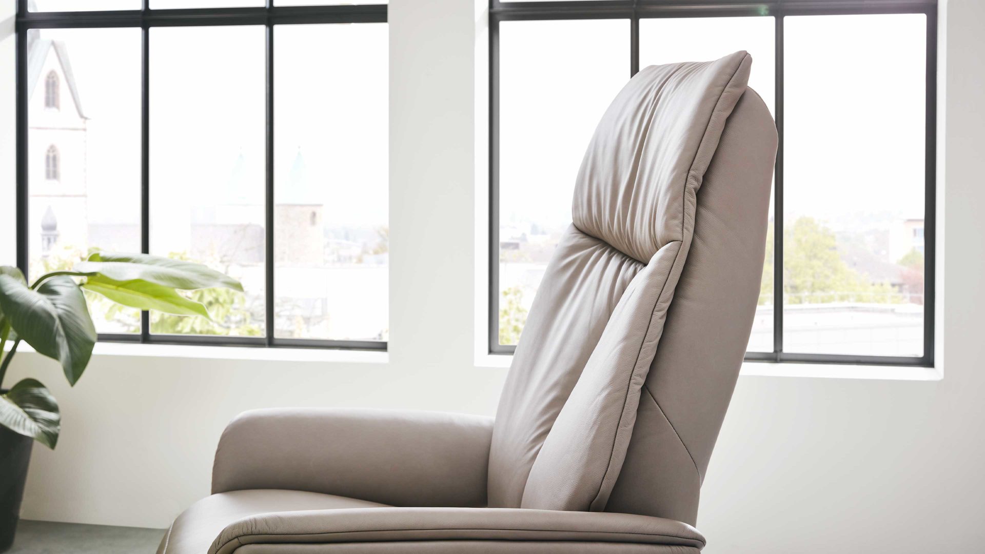 Relaxsessel Interliving aus Leder in Grau Interliving Sessel Serie 4552 stahlfarbenes LongLife-Leder & edelstahlfarbener Sternfuß – zwei Motoren