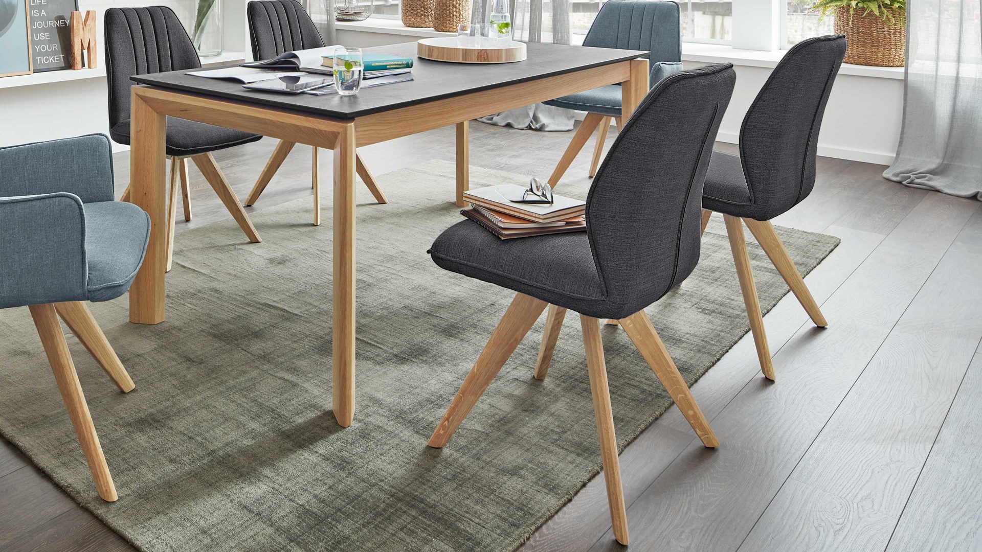 Polsterstuhl Interliving aus Stoff in Dunkelgrau Interliving Esszimmer Serie 5102 – Polsterstuhl mit Drehfunktion graphitfarbener Bezug Tirol 480 & Wildeiche